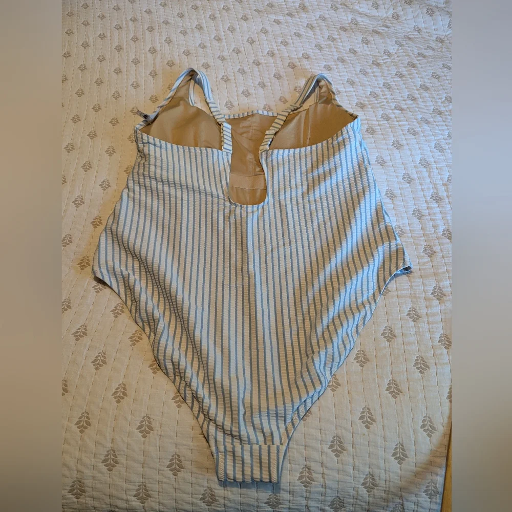 Striped blue and white one piece swimsuit old navy 3x - Picture 6 of 8